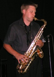 Mig og min saxofon - i aktion ;-) Filip spiller på saxofon